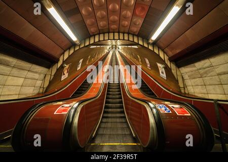 Blick auf die Rolltreppen in der U-Bahn-Station in Prag Stockfoto