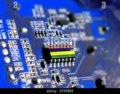 Elektronikkarte mit integriertem Mikrochip und gezeigter Flagge von Mauritius. Das Konzept moderner Computertechnologien. Stockfoto