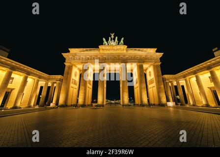 Low-Angle-Ansicht des beleuchteten Brandenburger Tors bei Nacht, Berlin Stockfoto