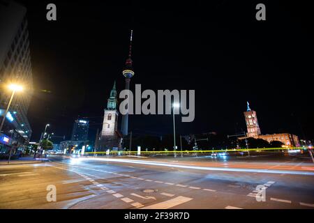 Blick auf die Kirche und den Fernsehturm Berlin mit Straßenverkehr in der Nacht im Vordergrund Stockfoto