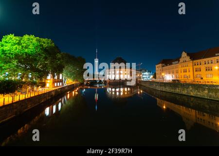 Blick auf das Bode Museum und den Fernsehturm Berlin, der in der Spree reflektiert wird Stockfoto