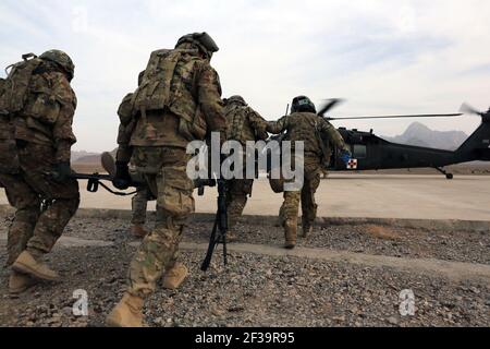 PRT Farah führt medizinische Evakuierungsschulung mit Charlie Co., 2-211th Aviation Regiment an Forward Operating Base Farah 130109 durch Stockfoto