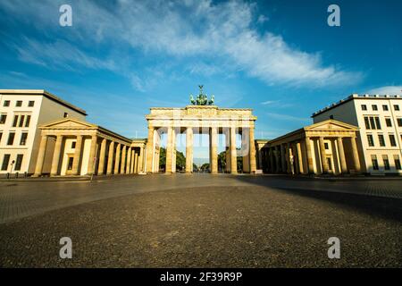 Blick vom Brandenburger Tor zum Himmel, Berlin Stockfoto