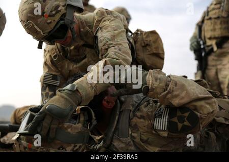 PRT Farah führt medizinische Evakuierungsausbildung mit Charlie Co., 2-211th Aviation Regiment an Forward Operating Base Farah 130109 Stockfoto