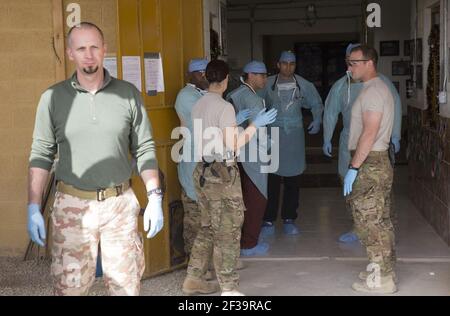 PRT Farah Ärzteteam, 541st Forward Surgical Team und Koalitionsmediziner behandeln die afghanische Nationalpolizei 121231 Stockfoto