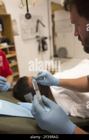 PRT Farah Ärzteteam, 541st Forward Surgical Team und Koalitionsmediziner behandeln die afghanische Nationalpolizei 121231 Stockfoto