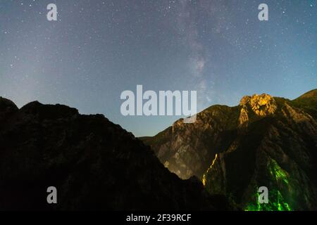 Panoramablick auf den Sternenhimmel über den Berg bei Nacht, Canyon Matka, Skopje, Nord-Mazedonien Stockfoto