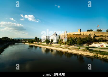 Blick auf das Regierungsgebäude und die Kale-Festung am Vardar-Fluss in der Stadt Skopje Stockfoto