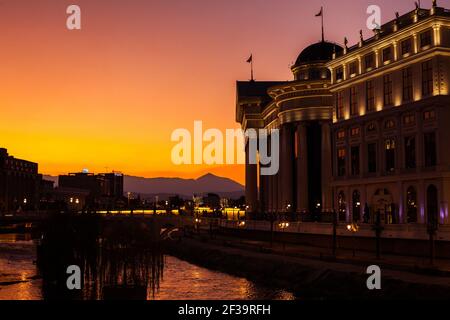 Blick auf das Gebäude des Außenministeriums am Vardar-Fluss in der Stadt Skopje Stockfoto