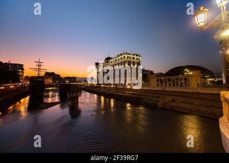 Blick auf das Gebäude des Außenministeriums am Vardar-Fluss in der Stadt Skopje Stockfoto