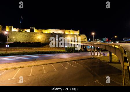 Blick auf die leichte Spur des Verkehrs auf der Straße vor der Festung Skopje in der Nacht Stockfoto