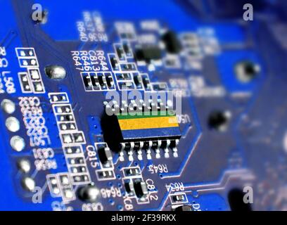 Platine mit integriertem Mikrochip und gezeigter Flagge von Gabun. Das Konzept moderner Computertechnologien. Stockfoto