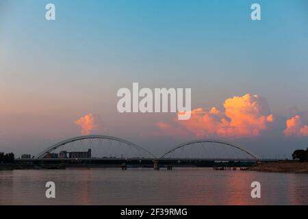 Blick auf die Zezelj-Brücke über die Donau bei Sonnenuntergang, Novi Sad Stadt Stockfoto