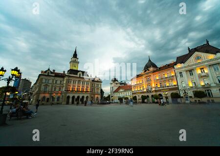 Blick auf das Rathaus auf dem Platz der Freiheit in der Abenddämmerung in der Stadt Novi Sad Stockfoto