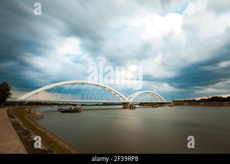 Blick auf die Zezelj-Brücke über die Donau in Novi Sad Stockfoto