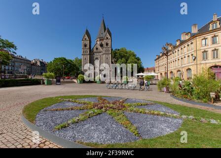 Metz (Nordostfrankreich): „Tempel Neuf“, evangelische Kirche auf dem „Place de la Comedie“-Platz und Fassaden von Gebäuden im Stadtzentrum Stockfoto