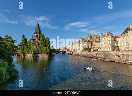 Metz (Nordostfrankreich): Gebäudefassaden entlang der Mosel und „Tempel Neuf“, evangelische Kirche im Stadtzentrum Stockfoto