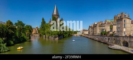 Metz (Nordostfrankreich): Gebäudefassaden entlang der Mosel und „Tempel Neuf“, evangelische Kirche im Stadtzentrum Stockfoto