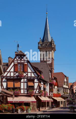 Obernai (Nordost-Frankreich): Fassade von traditionellen Häusern und dem Kappelturm Glockenturm, Glockenturm der alten Kapelle Kappelkirche Mad Stockfoto