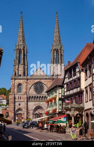 Obernai (Nordostfrankreich): Die Kirche St. Peter und St. Paul, neugotischer Stil, in rosa und grauem Sandstein Stockfoto