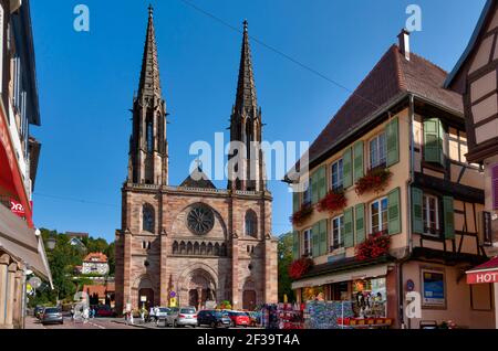 Obernai (Nordostfrankreich): Die Kirche St. Peter und St. Paul, neugotischer Stil, in rosa und grauem Sandstein Stockfoto