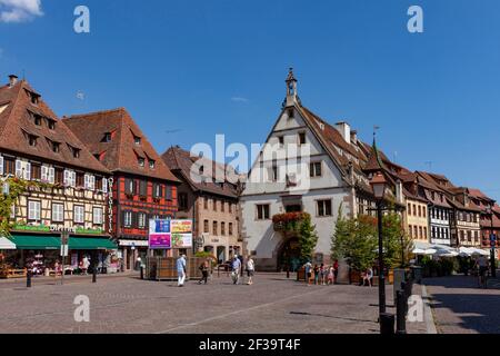 Obernai (Nordostfrankreich): „Place du marche“ (Marktplatz) und Fassaden von traditionellen elsässischen Fachwerkhäusern Stockfoto