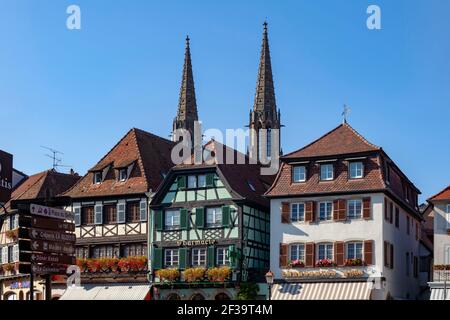 Obernai (Nord-Ost-Frankreich): Fassade von traditionellen Häusern und Türmen der Kirche St. Peter und St. Paul Stockfoto