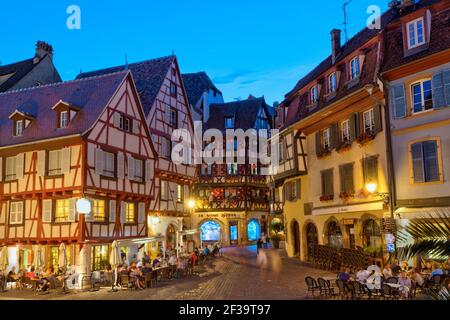 Colmar (Nord-Ost-Frankreich): Fassaden von Fachwerkhäusern, elsässischen traditionellen Häusern im Stadtzentrum, an der Ecke der Straßen “Grand Ru Stockfoto