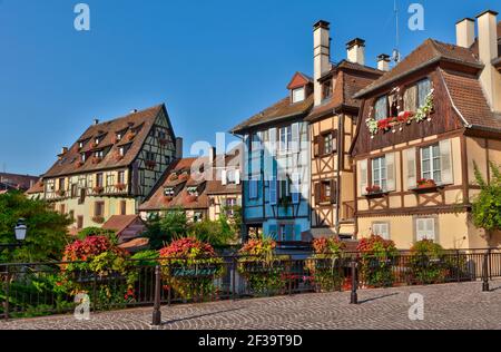 Colmar (Nord-Ost-Frankreich): Fassaden von Fachwerkhäusern, traditionelle elsässische Häuser, von der Brücke der Straße "rue de Turenne" alo aus gesehen Stockfoto