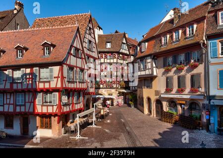 Colmar (Nord-Ost-Frankreich): Fassaden von Fachwerkhäusern, elsässischen traditionellen Häusern im Stadtzentrum, an der Ecke der Straßen “Grand Ru Stockfoto