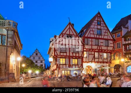 Colmar (Nord-Ost-Frankreich): Fassaden von Fachwerkhäusern, elsässische traditionelle Häuser im Stadtzentrum, abends, an der Ecke der Straßen Stockfoto