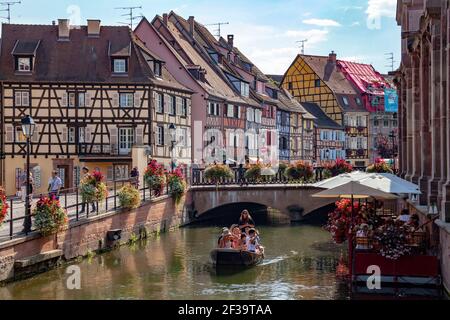 Colmar (Nord-Ost-Frankreich): Fassaden von Fachwerkhäusern, traditionelle elsässische Häuser entlang der Lauch im Touristenviertel von Little Ve Stockfoto