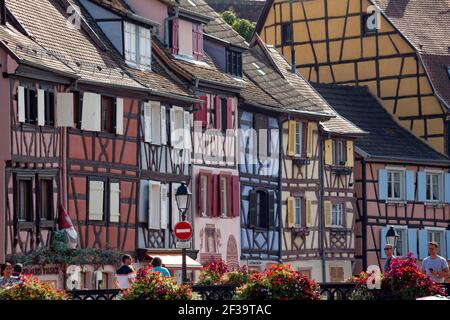 Colmar (Nord-Ost-Frankreich): Fassaden von Fachwerkhäusern, traditionelle elsässische Häuser entlang der Lauch im Touristenviertel von Little Ve Stockfoto