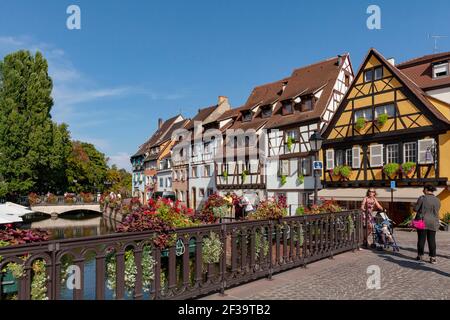 Colmar (Nord-Ost-Frankreich): Fassaden von Fachwerkhäusern, traditionelle elsässische Häuser, Kai 'Quai de la Poissonnerie', mit der Brücke der st Stockfoto
