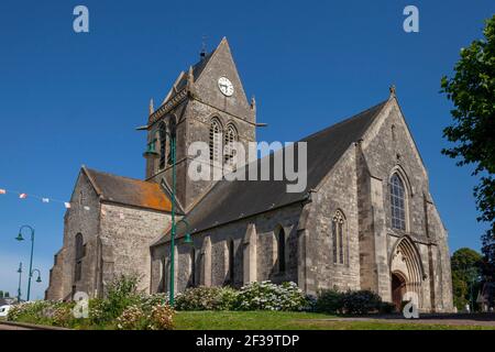 Das Innere der Kirche Sainte-Mere-Eglise (Normandie, Nordwestfrankreich): Die Kirche und ihr Kirchturm. (Nicht verfügbar für Postkartenproduktion) Stockfoto