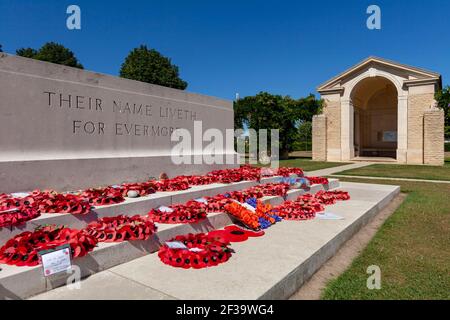 Bayeux (Normandie, Nordwestfrankreich): Der Bayeux-Kriegsfriedhof, der größte Commonwealth-Friedhof des Zweiten Weltkriegs in Frankreich. Stelen von Briti Stockfoto