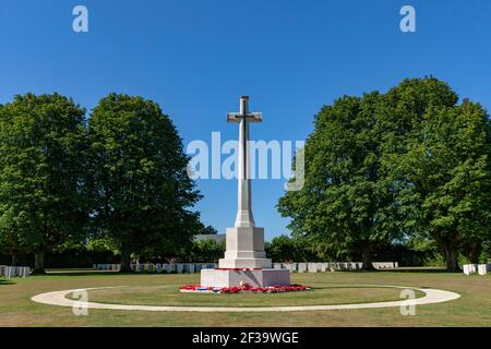 Bayeux (Normandie, Nordwestfrankreich): Der Bayeux-Kriegsfriedhof, der größte Commonwealth-Friedhof des Zweiten Weltkriegs in Frankreich. Stelen von Briti Stockfoto