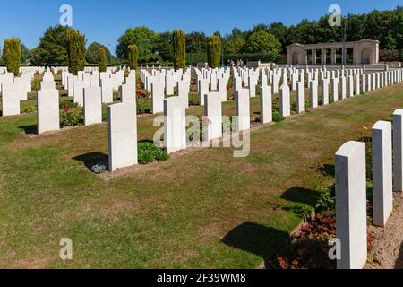 Bayeux (Normandie, Nordwestfrankreich): Der Bayeux-Kriegsfriedhof, der größte Commonwealth-Friedhof des Zweiten Weltkriegs in Frankreich. Stelen von Briti Stockfoto