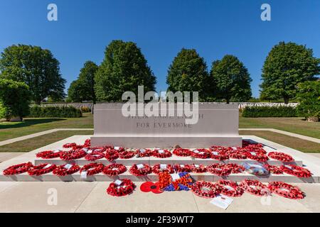Bayeux (Normandie, Nordwestfrankreich): Der Bayeux-Kriegsfriedhof, der größte Commonwealth-Friedhof des Zweiten Weltkriegs in Frankreich. Stelen von Briti Stockfoto