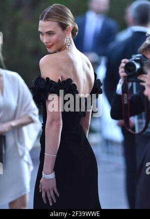 Datei Foto vom 19. Mai 2016 von Karlie Kloss Teilnahme amfARs 23rd Cinema Against AIDS Gala während der jährlichen Cannes Film Festival 69th in Cap d'Antibes, Frankreich. Karlie Kloss und Ehemann Joshua Kushner gaben am Sonntag, 14. März, bekannt, dass sie Eltern wurden. „Willkommen in der Welt“, der neue Vater, 35, untertippte ein Instagram-Foto von ihrem Kleinkind. Foto von Lionel Hahn/ABACAPRESS.COM Stockfoto