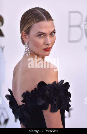 Datei Foto vom 19. Mai 2016 von Karlie Kloss Teilnahme amfARs 23rd Cinema Against AIDS Gala während der jährlichen Cannes Film Festival 69th in Cap d'Antibes, Frankreich. Karlie Kloss und Ehemann Joshua Kushner gaben am Sonntag, 14. März, bekannt, dass sie Eltern wurden. „Willkommen in der Welt“, der neue Vater, 35, untertippte ein Instagram-Foto von ihrem Kleinkind. Foto von Lionel Hahn/ABACAPRESS.COM Stockfoto