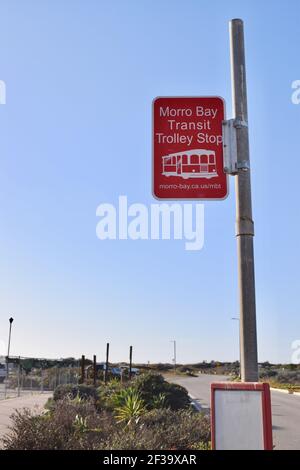 FRESNO, VEREINIGTE STAATEN - Mar 04, 2021: Morro Bay Red Tall Transit Trolley Stop Schild auf Stange außerhalb in der Nähe des Strandes Stockfoto