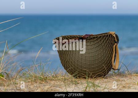 Der zweite Weltkrieg amerikanischer Helm auf einem Strand der Landung in der Normandie Stockfoto