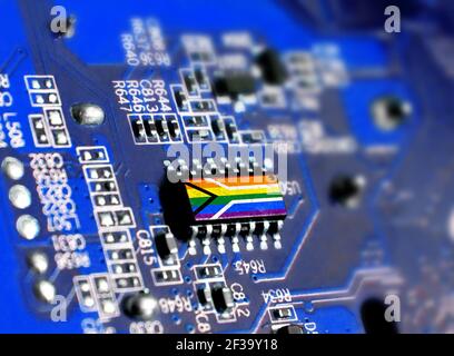 Elektronische Platine mit eingebettetem Mikrochip und gezeigte Flagge von Gay Pride Flagge von Südafrika. Das Konzept moderner Computertechnologien. Stockfoto