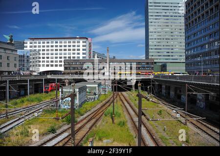 Blick auf das Stadtzentrum auf Vesterbrogade, Vesterbro-Viertel, Kopenhagen, Dänemark. Eisenbahnlinien laufen zusammen, um Züge zum Hauptbahnhof zu transportieren. Stockfoto