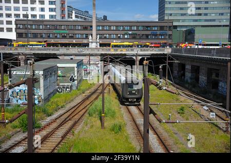 Blick auf das Stadtzentrum auf Vesterbrogade, Vesterbro-Viertel, Kopenhagen, Dänemark. Eisenbahnlinien laufen zusammen, um Züge zum Hauptbahnhof zu transportieren. Stockfoto