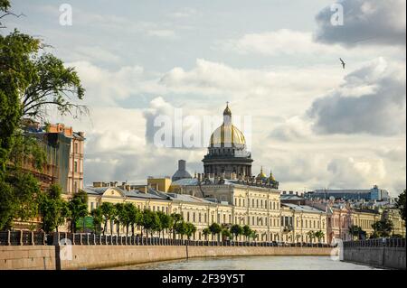 St. Petersburg, Russland - Juli 2015: Isaakskathedrale, vom Moyka-Fluss aus gesehen, Stockfoto