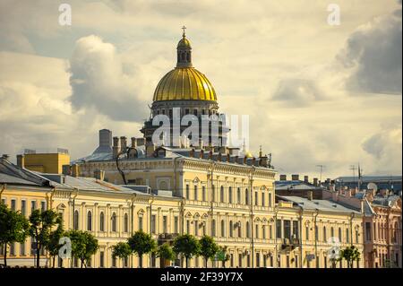 St. Petersburg, Russland - Juli 2015: Isaakskathedrale, vom Moyka-Fluss aus gesehen, Stockfoto