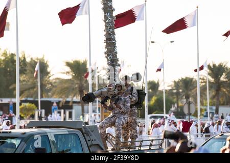 Doha, Katar - 18. Dezember 2017: Militärparade am Nationalfeiertag auf der Corniche. Stockfoto