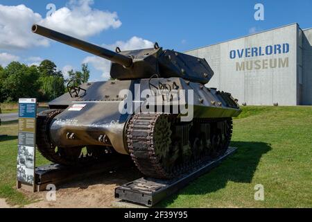 Colleville-sur-Mer (Normandie, Nordwestfrankreich): Das Overlord Museum. M10 Jagdpanzer und Museum. (Nicht verfügbar für Postkartenproduktion) Stockfoto